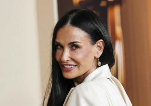Jak nosić podkolanówki jesienią 2026? Spójrz na Demi Moore