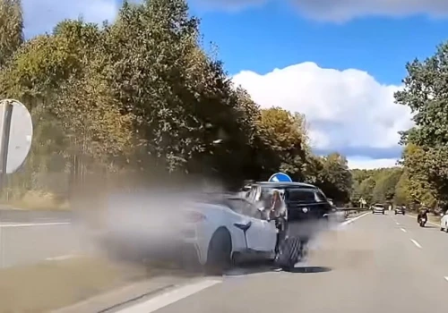 Corvette rozbiło Porsche i uderzyło w Fiata. Groźny karambol na wiślance na filmie