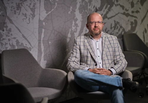 Zmiany na rynku pracy i AI go opóźniają, ale kryzys jest kwestią czasu. Piotr Sedlak: imigrantów napływa za mało, a programiści muszą, jak inni, wysłać CV