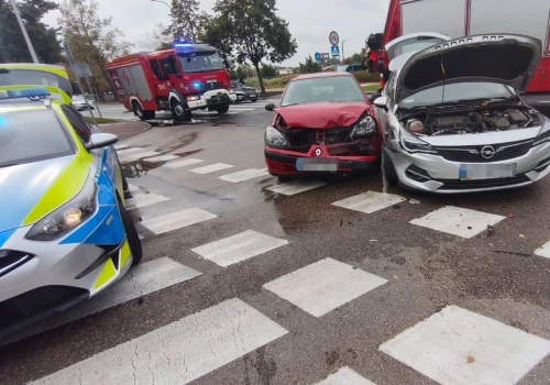 Puławy. Zderzenie Opla i Renaulta na skrzyżowaniu. 64-latka poważnie ranna