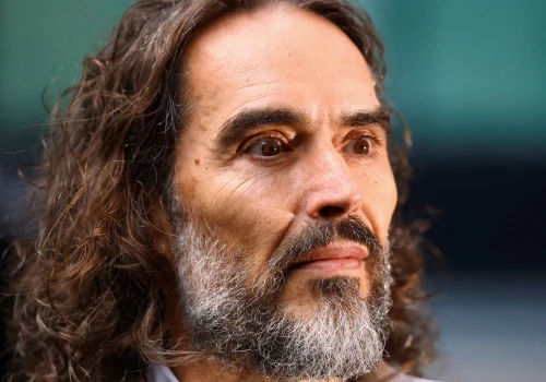 Russell Brand stanął przed sądem. Aktor usłyszał siedem poważnych zarzutów