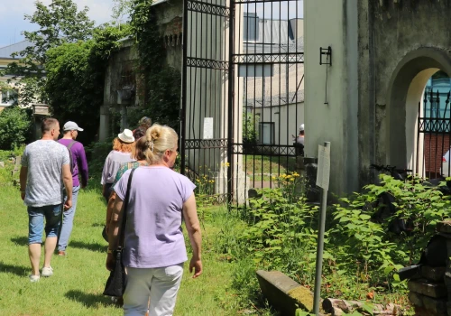 Zanim zapłoną światełka. Spacer po zabytkowych nekropoliach
