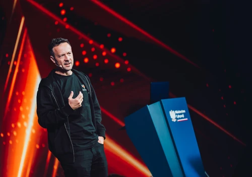 Tłumy i hackowanie na żywo – Michał Sajdak na VIII Forum Cyberbezpieczeństwa