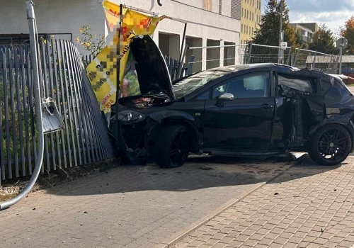 Niecierpliwy 21-latek wyprzedzał dwa auta naraz. Chwilę później Seat wylądował na ogrodzeniu