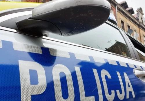 Młoda kobieta jechała starym BMW kompletnie pijana. Policja dostała sygnał od świadków