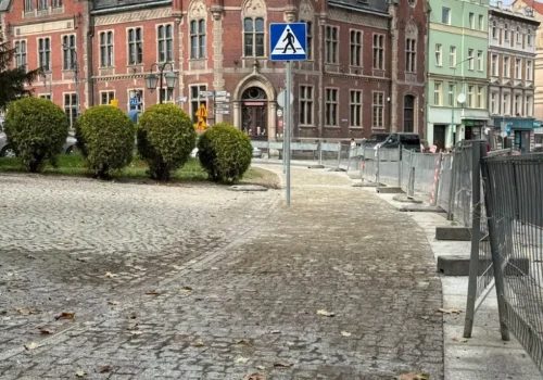 Zmiany na Placu Jana Pawła II w Ząbkowicach Śląskich. Remont chodnika i czyszczenie pomnika