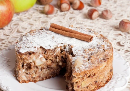 Pokrój jabłka w kostkę i wrzuć do masy. Proste ciasto do jesiennej kawy
