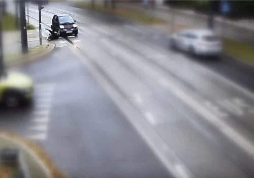 Potrącenie na ul. Żołnierskiej. Smart wjechał w pieszego i zablokował torowisko