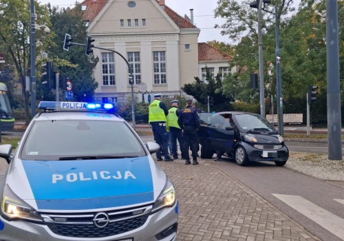 Potrącenie na pasach i zablokowane tramwaje. To wydarzyło się tuż obok siedziby straży miejskiej