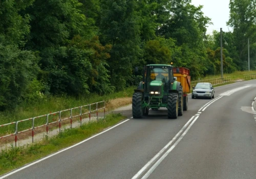 Nawet 3000 zł i 6 punktów karnych za taką jazdę traktorem z przyczepą