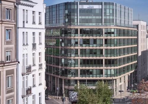Znani architekci przebudują 20-letni biurowiec z centrum Warszawy. Ma tu być "high street"