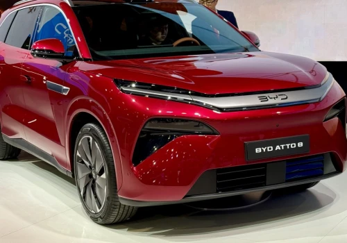 Ładowanie w 9 minut. BYD Atto 8 to wielki SUV z nowym rodzajem baterii