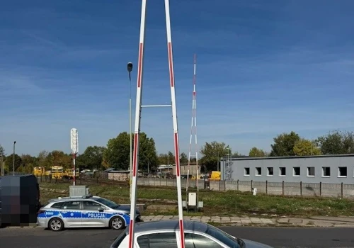 Zaparkowała pod szlabanem, bo… spieszyła się na pociąg