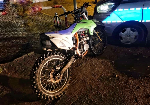 Pościg ulicami Ostrowa. Motocyklista uderzył w zaparkowane samochody
