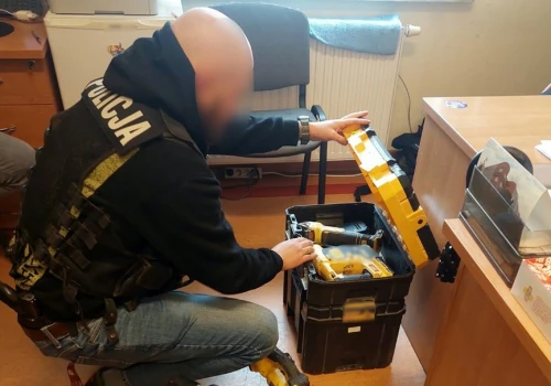 Policja zatrzymała dwóch mężczyzn. Jeden chował się pod kołdrą