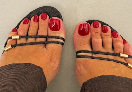Rubinowe stopy. Czerwony pedicure, który sam w sobie wygląda drogo