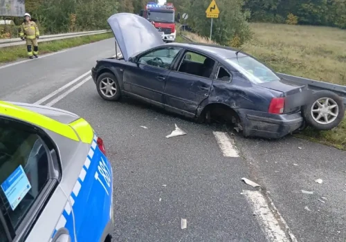 Zderzenie auta osobowego z ciężarówką na dawnej DK7. Ruch odbywa się wahadłowo!