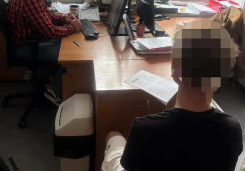 Zamówili jedzenie, a potem zaatakowali dostawcę. Dwaj 18-latkowie zatrzymani przez policję na Bielanach