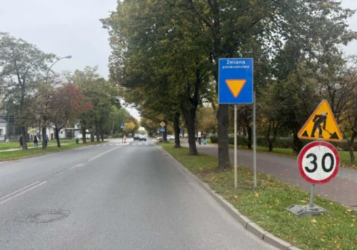 Szybciej, bezpieczniej i bez wydawania fortuny. Nowe minirondo na skrzyżowaniu Dmowskiego i Kostromskiej już od 23 października