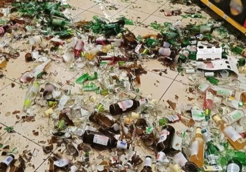 Zdenerwował się i zrzucał alkohol z półek. Straty sięgają 3 tysięcy złotych