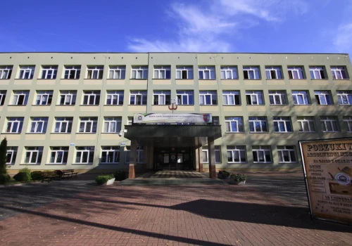 Dziewięć osób z zawrotami głowy i nudnościami po incydencie w szkole w Mińsku Mazowieckim. 500 osób ewakuowanych