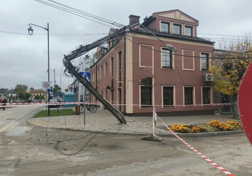Ciężarówka zaczepiła o przewody w Nasielsku. Słup energetyczny został złamany, na miejscu kilka służb