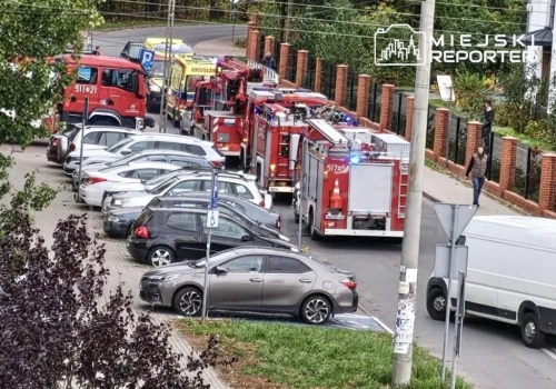 Ewakuacja szkoły pod Warszawą. Trzynaście osób z dolegliwościami, jedna w szpitalu