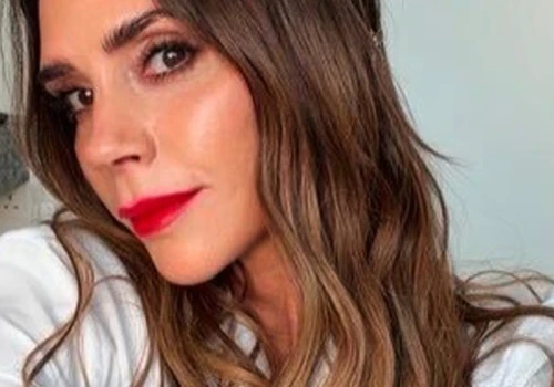 Victoria Beckham będzie serwować jedzenie? Nie do końca, ale zaprasza do stołu. Polaków też!