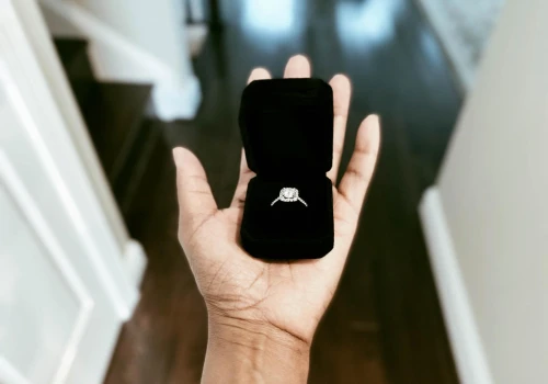 Uważaj, gdzie nosisz pierścionek zaręczynowy. Według wierzeń te 3 miejsca przyciągają złą energię i mogą przynieść pecha w małżeństwie