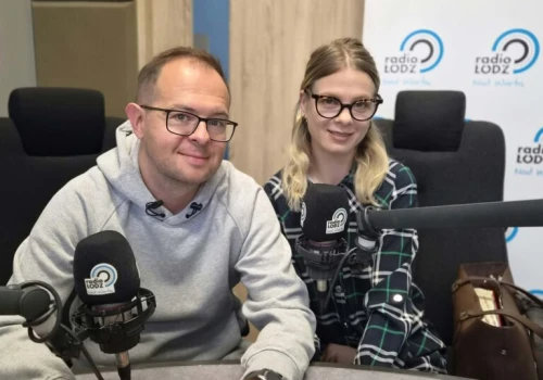 Klęczące dzieci pod ratuszem w Zduńskiej Woli. Co kryje się za ich milczeniem?
