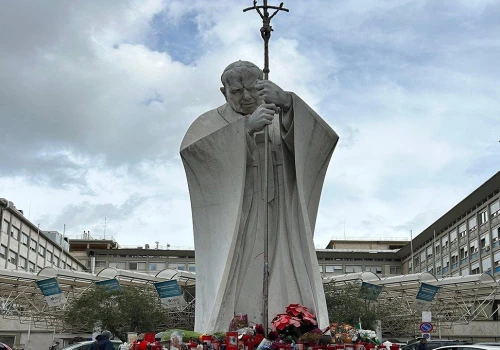 Papież w szpitalu: zabieg przebiegł pomyślnie