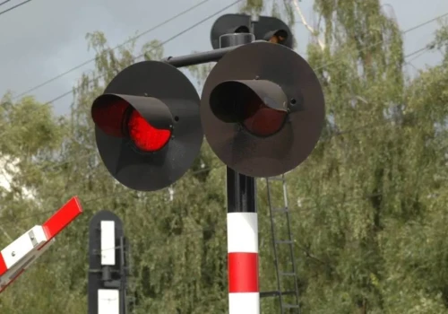 Zatrzymają prawo jazdy na trzy miesiące za wjechanie na zamknięty przejazd kolejowy. Senat przyjął nowelizację