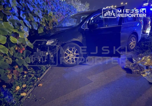 Chrysler przewrócił trzy latarnie i uderzył w ogrodzenie. Kierująca w szpitalu
