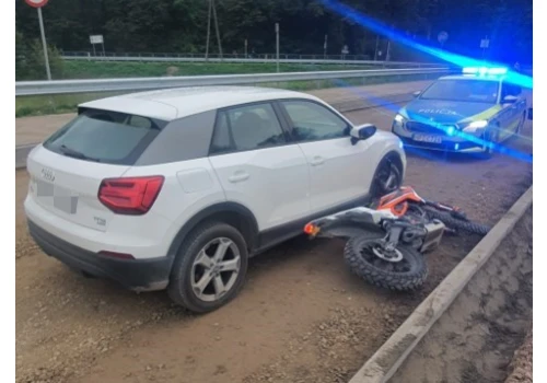Nieletni motocykliści bez uprawnień uderzyli w to samo Audi. Jeden uciekł
