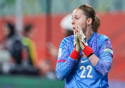 Kinga wskoczyła za Kingę. Cierpliwa młoda bohaterka z cienia