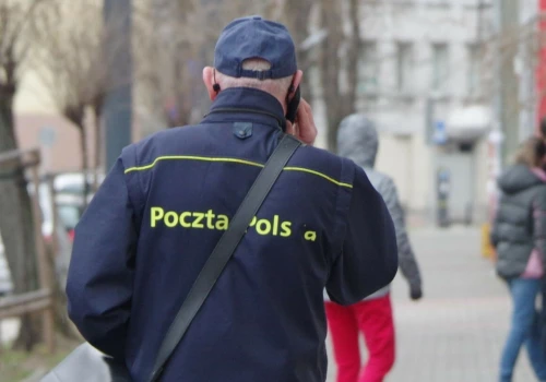 Tyle w Polsce zarabia listonosz. Kwota może zdziwić wielu
