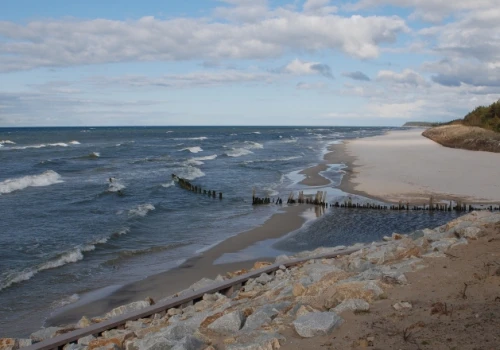 Obiekt przypominający drona na plaży w Karwi