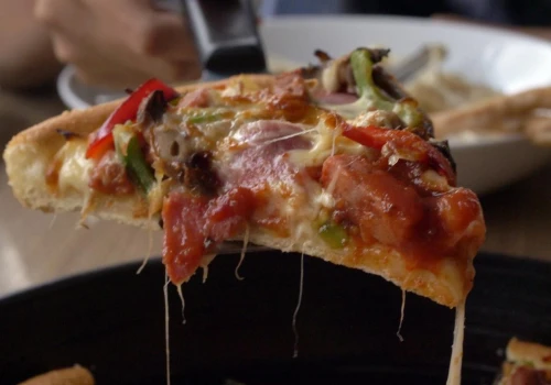 Tak odgrzewam pizzę bez piekarnika ani mikrofali. Wychodzi smaczna oraz chrupiąca