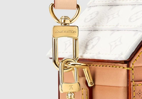 Louis Vuitton sprzedaje alpejską chatkę w wersji mini. Dach nad głową, ale... tylko dla szminki