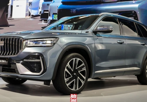 Duży chiński hybrydowy SUV z 8-letnią gwarancją. Oto topowy model Geely w Polsce