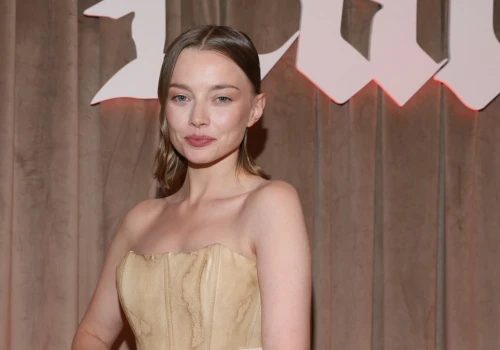 Filmowa Izabela Łęcka na pokazie mody. Jak wypadła Kamila Urzędowska?