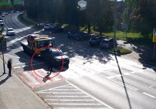 Ełk. Kierowca lawety uderzył w auto przed przejściem dla pieszych. Przechodzień odskoczył w ostatniej chwili