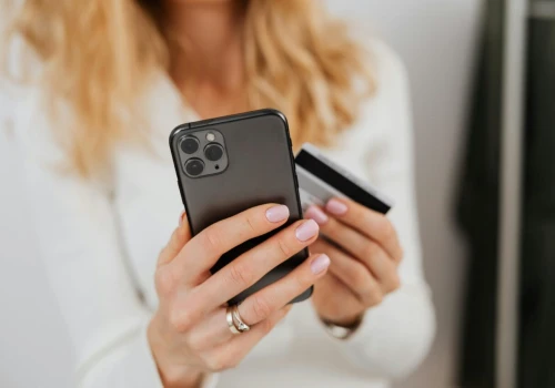 Płatność telefonem czy fizyczną kartą? Oto, który sposób jest bezpieczniejszy