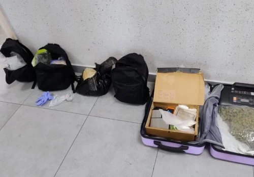 Bydgoszczanin zatrzymany za handel i posiadanie narkotyków. Usłyszał 33 zarzuty