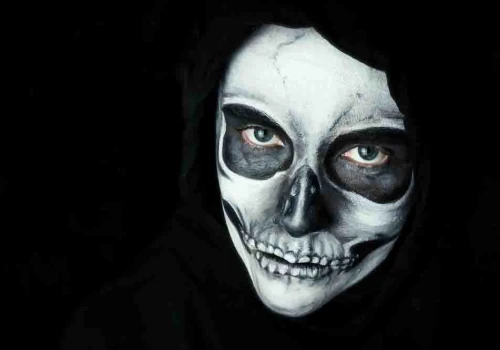 Biedronka i Smyk wycofują produkty na Halloween po atakach w szkołach