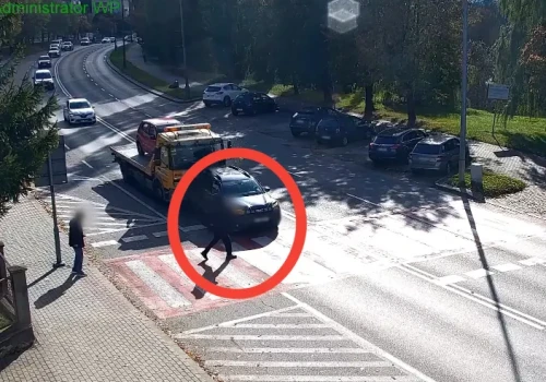 Chwila nieuwagi omal nie doprowadziła do tragedii. Laweta wjechała w auto przed przejściem