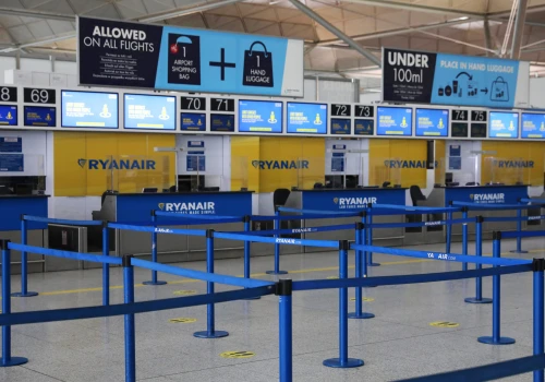 Czy można wnosić jedzenie do samolotu Ryanair? Aktualne zasady