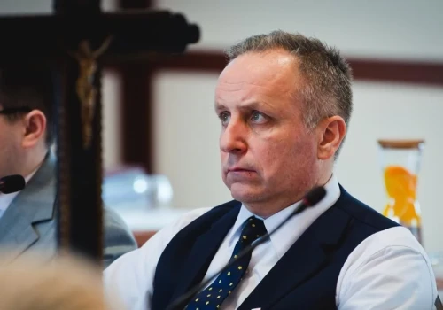 Według radnego, przez opryski chorują zwierzęta w Legnicy. Co zrobi miasto?