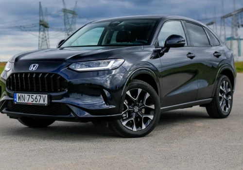 Honda ZR-V spala 2,9 l/100 km i udaje, że ma biegi. A to nie koniec zalet