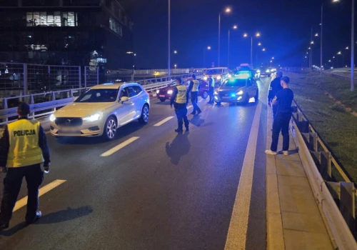 Wielka akcja policji w Warszawie. 41 osób zatrzymanych, ponad 5 kilogramów narkotyków, broń i ogromne pieniądze. Pijany ojciec wiózł 4-letnie dziecko